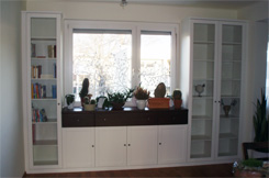 Wandverbau; Wei&szlig;e Rahment&uuml;ren in Esche-massiv, Mittelteil in amerik. Nuss