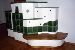 Ofenbank; Diese Kachelofenbank mit geschwungener Sockelleiste wurde in massiver Eiche gehalten