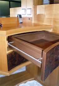 Vorraumm&ouml;bel; Massivholzladen mit exquisiter Ladenf&uuml;hrung