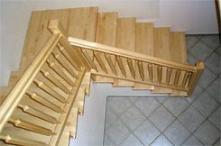 Stiege; Gut sichtbar auch der ergonomische Handlauf