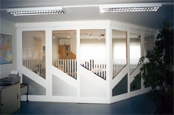 Raumteiler; Teilung von B&uuml;ror&auml;umen, innen Buche furniert, au&szlig;en Esche &ndash; wei&szlig;, F&uuml;llungen in Edelstahloptik