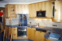 Wohnk�che; Sichtteile in Ahorn furniert und gebeizt, integrierte Einbauger�te, Arbeitsplatte und Herdnische aus Marlan (Kunststein)