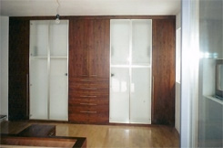 Schlafzimmer; Kleiderschrank in Apfel-gebeizt, Glasfronten mit Alurahmen