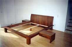 Schlafzimmer; Doppelbett mit geschwungenen Kopfhaupt, Nachtk�stchen seitlich verschiebbar durch Schienenf�hrung, Apfel-gebeizt