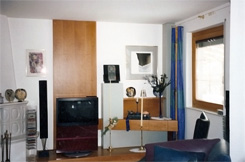 Medien&ndash;Galerie; Kombination aus Elementen in Lack-grau und amerik. Kirsche