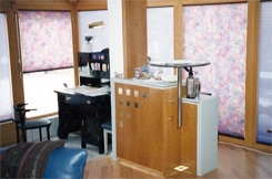 Minibar; Durch fl&auml;chenb&uuml;ndiges Einlassen von Kupferpl&auml;ttchen in das Kirschfurnier und Lisenen in den grauen Stollen, entsteht ein optisch leichtes M&ouml;bel