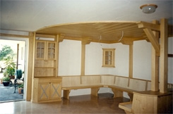 Stube; Rustikale U-Bank mit Anrichte und Massivdecke in Fichte ge&ouml;lt