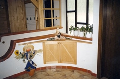 Vorraum; In Mauer integriertes Vorraumk&auml;stchen mit konkaven Fronten